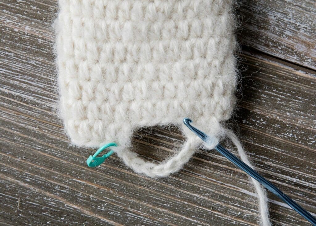 Crochet thumb hole